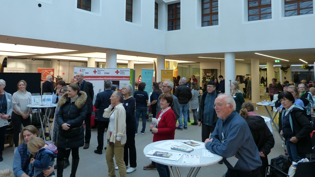 Zahlreiche Besucherinnen und Besucher nutzten die Gelegenheit, sich beim Marktplatz im Sparkassenforum über die Möglichkeiten ehrenamtlichen Engagements zu informieren. Fotos: Wolfgang Becker